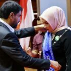 Gubernur Aceh Muzakir Manaf, mengukuhkan Ny.Marlina Muzakir sebagai Bunda Paud, Bunda Literasi, dan Ketua Forum Ikan Aceh, Anjong Mon Mata Banda Aceh, Selasa, (20/5/2025) 