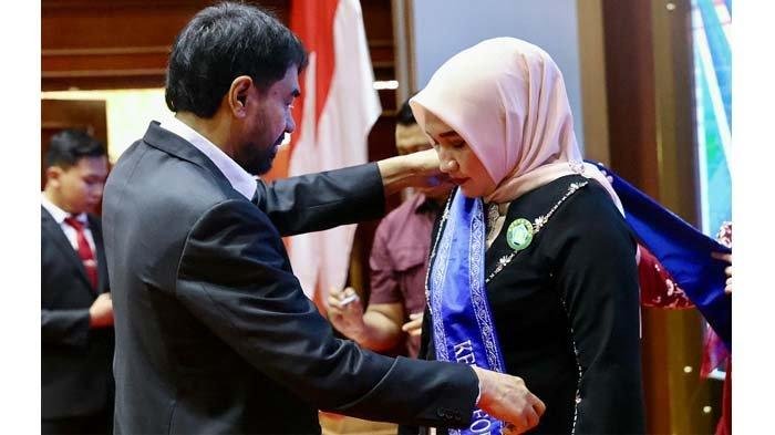 Gubernur Aceh Muzakir Manaf, mengukuhkan Ny.Marlina Muzakir sebagai Bunda Paud, Bunda Literasi, dan Ketua Forum Ikan Aceh, Anjong Mon Mata Banda Aceh, Selasa, (20/5/2025) 
