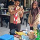 Tim BPOM dan Pramuka Saka POM saat mengecek makanan yang dijajakan di Warkop Solong Jembatan Pango,  Banda Aceh dua hari lalu.
