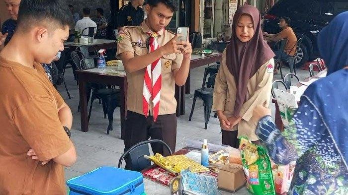 Tim BPOM dan Pramuka Saka POM saat mengecek makanan yang dijajakan di Warkop Solong Jembatan Pango,  Banda Aceh dua hari lalu.
