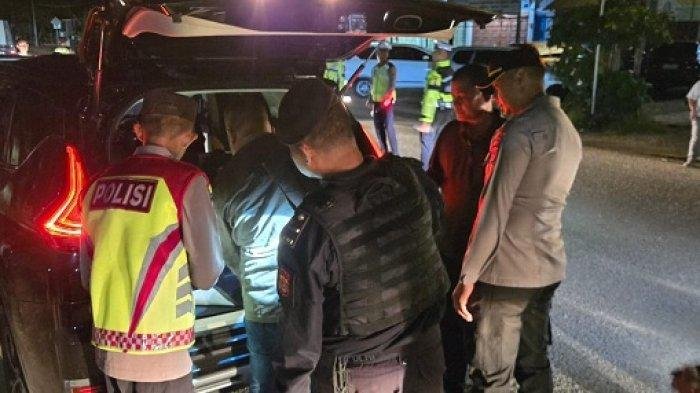 Petugas dari Polsek Ingin Jaya melakukan penggeledahan terhadap mobil yang tidak melengkapi surat dan kedapatan membawa bong sabu di kawasan Ingin Jaya, Sabtu (10/5/2025) dini hari. 