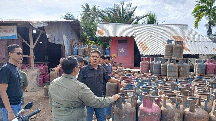 Denintel Kodam IM melakukan penangkapan terhadap pelaku penimbunan gas elpiji oplosan di Gampong Ateuk Jawo, Banda Aceh, Jumat (23/5/2025). SERAMBI/INDRA WIJAYA
