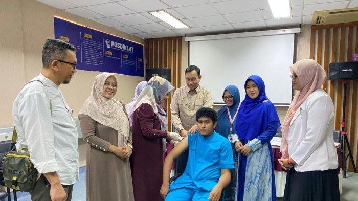 Seorang peserta didik dari Fakultas Kedokteran USK yang sedang menjalani pendidikan di RSUDZA Banda Aceh menerima vaksinasi Hepatitis B secara gratis pada Kamis (29/5/2025)