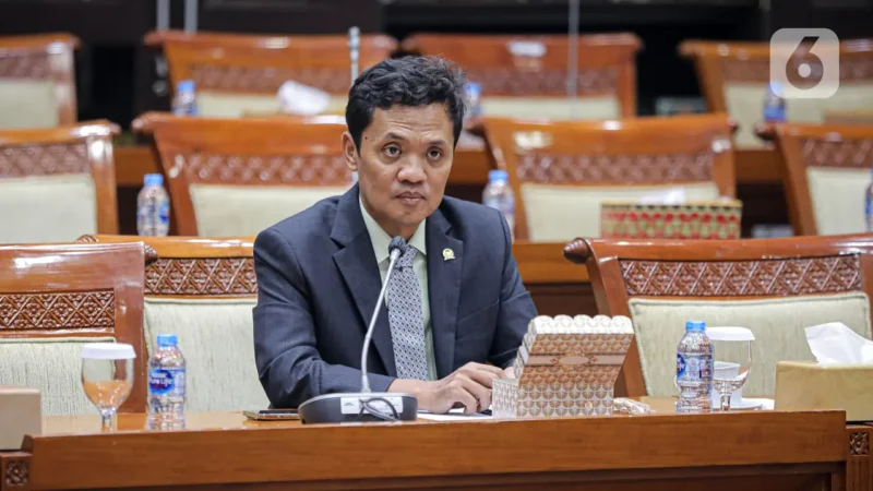 Ketua Komisi III DPR Habiburokhman mengaku sudah lelah dengan sikap MK yang kerap membatalkan produk undang-undang yang disusun DPR dengan alasan tidak terpenuhinya prinsip bermakna.
