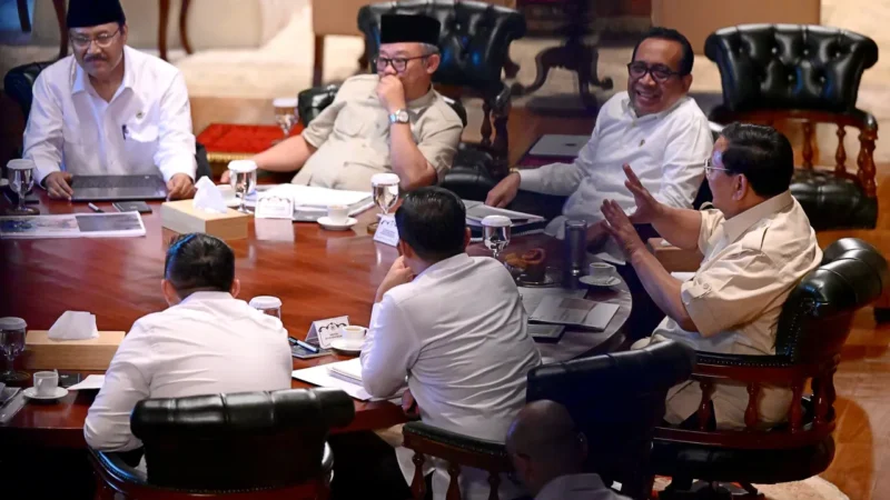 Menteri Sosial Saifullah Yusuf (Gus Ipul) melaporkan perkembangan Sekolah Rakyat dalam Rapat Terbatas bersama Presiden Prabowo di Padepokan Garuda Yaksa, Hambalang pada Senin (23/6/2025).