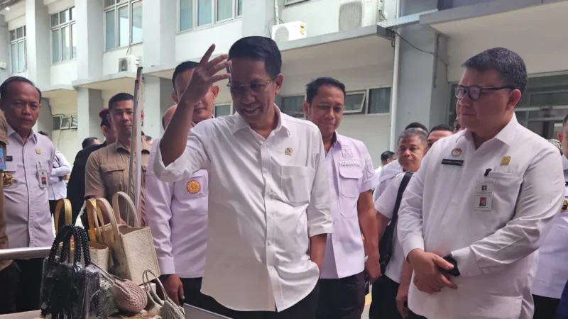 Menteri Hukum Supratman Andi Agtas mengunjungi Lapas Narkotika Cipinang untuk mengecek sarana dan prasarana di sana serta menyaksikan hasil karya para narapidana.