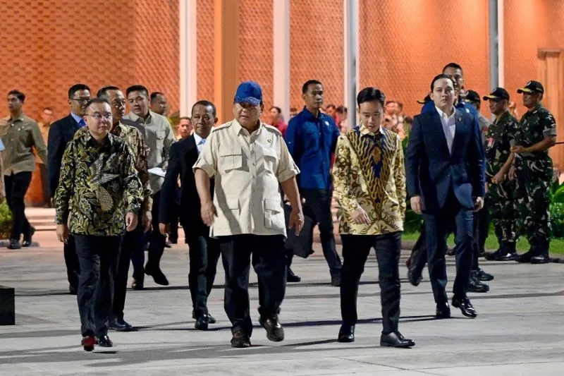 Presiden RI Prabowo Subianto (tengah) didampingi Wakil Presiden RI Gibran Rakabuming Raka (kanan) saat akan bertolak ke Singapura untuk kunjungan kenegaraan, di Pangkalan TNI AU Halim Perdanakusuma, Jakarta, Minggu (15/6/2025). (ANTARA/HO-Biro Pers Sekretariat Presiden)