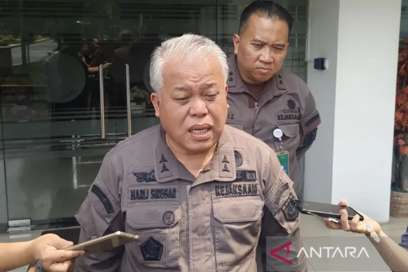 Kepala Pusat Penerangan Hukum (Kapuspenkum) Kejaksaan Agung Harli Siregar berbicara dengan awak media di Gedung Kejaksaan Agung, Jakarta, Kamis (5/6/2025). ANTARA/Nadia Putri Rahmani/pri.