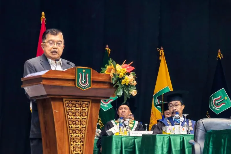 Wakil Presiden ke-10 dan ke-12 RI, Jusuf Kalla, menyampaikan orasi ilmiah dalam wisuda Universitas Nasional (Unas), di Jakarta Selatan, Minggu (15/6/2025). (ANTARA/HO-Jusuf Kalla)