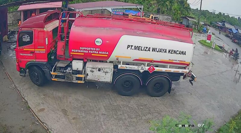 Sebuah mobil tangki Pertamina sedang mendistribusikan bahan bakar minyak ke salah satu Stasiun Pengisian Bahan Bakar Umum (SPBU). Foto:Dok Argam/acehnow.com.