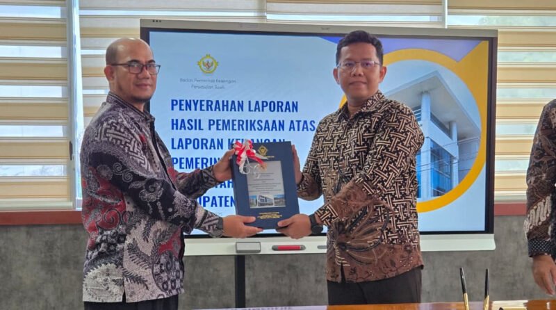 Ketua DPRK Simeulue, Rasmanudin H Rahamin, saat menerima Laporan Hasil Pemeriksaan LHP BPK di Gedung BPK Perwakilan Aceh, Lampineung, Banda Aceh. Foto:Dok Argam/acehnow.com
