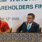 Direktur Keuangan dan Manajemen Risiko PT Antam Arianto Sabtonugroho Rudjito (kanan) dalam RUPST Tahun Buku 2024 di Jakarta, Kamis (12/6/2025). FOTO: dok. ANTARA/Muzdaffar Fauzan