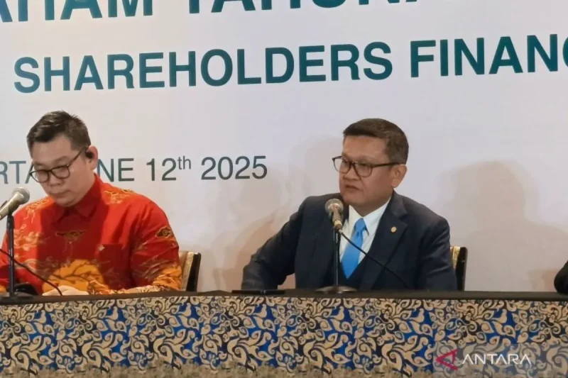 Direktur Keuangan dan Manajemen Risiko PT Antam Arianto Sabtonugroho Rudjito (kanan) dalam RUPST Tahun Buku 2024 di Jakarta, Kamis (12/6/2025). FOTO: dok. ANTARA/Muzdaffar Fauzan