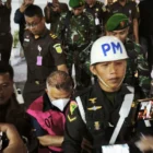 Kepala Dinas Pekerjaan Umum dan Perumahan Rakyat (PUPR) S (rompi pink) Lampung Timur Periode 2022 yang menjadi tersangka pada kasus tindak korupsi pada kegiatan pembangunan dan penataan kawasan gerbang rumah Jabatan Bupati Lampung Timur Tahun 2022. Bandarlampung, Senin (16/6/2025). (ANTARA/Dian Hadiyatna)