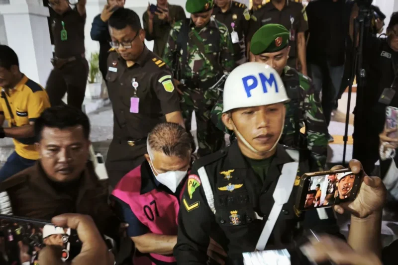 Kepala Dinas Pekerjaan Umum dan Perumahan Rakyat (PUPR) S (rompi pink) Lampung Timur Periode 2022 yang menjadi tersangka pada kasus tindak korupsi pada kegiatan pembangunan dan penataan kawasan gerbang rumah Jabatan Bupati Lampung Timur Tahun 2022. Bandarlampung, Senin (16/6/2025). (ANTARA/Dian Hadiyatna)