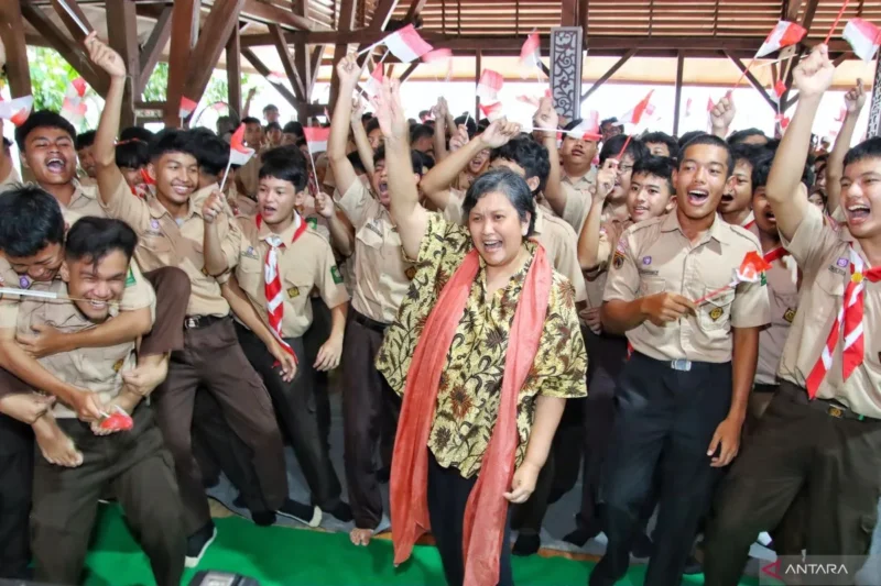 Wakil Ketua MPR RI Lestari Moerdijat bersama siswa SMA Negeri 1 Purwokerto. (ANTARA/HO-MPR)