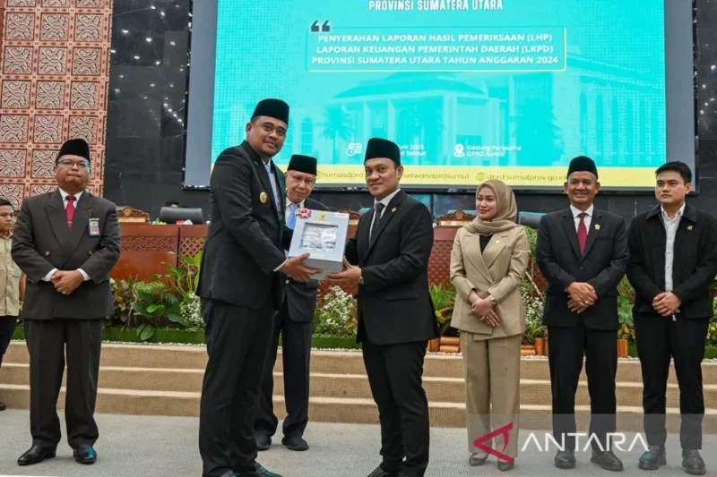 Gubernur Sumatera Utara Bobby Nasution (kiri) menerima laporan hasil pemeriksaan LKPD Pemprov Sumut tahun anggaran 2024 diserahkan anggota IV BPK RI Haerul Saleh dalam rapat paripurna di Gedung DPRD Sumut, Kamis (12/6/2026). FOTO: dok. ANTARA/HO-Diskominfo Sumut
