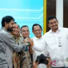 Gubernur Sumut Bobby Nasution (kanan) salam komando dengan Gubernur Aceh Muzakir Manaf (kiri) diikiti Mensesneg Prasetyo Hadi (kedua kiri) dan Mendagri Tito Karnavian (kedua kanan) usai konferensi pers di Kantor Presiden, Kompleks Istana Kepresidenan, Jakarta, Selasa (17/6/2025). dok. ANTARA/HO-Diskominfo Sumut