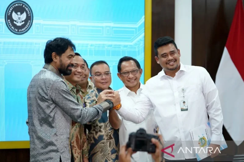 Gubernur Sumut Bobby Nasution (kanan) salam komando dengan Gubernur Aceh Muzakir Manaf (kiri) diikiti Mensesneg Prasetyo Hadi (kedua kiri) dan Mendagri Tito Karnavian (kedua kanan) usai konferensi pers di Kantor Presiden, Kompleks Istana Kepresidenan, Jakarta, Selasa (17/6/2025). dok. ANTARA/HO-Diskominfo Sumut