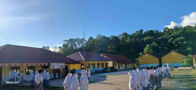 SMA Negeri Tiga Simeulue Timur saat sedang melaksanakan Upacara bendera merah putih. Foto: Dok. Agus/Acehnow.com.