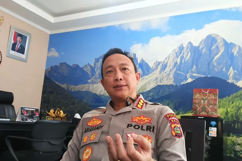 Kepala Bidang Hubungan Masyarakat Kepolisian Daerah Bali Komisaris Besar Polisi Ariasandy memberikan penjelasan kepada wartawan di Denpasar, Bali, Jumat (13/6/2025). FOTO: dok. ANTARA/Rolandus Nampu