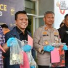 Wakapolresta Tangerang AKBP Christian Aer (ketiga kanan) didampingi Kasatreskrim Kompol Arief N Yusuf (kedua kiri) menampilkan sejumlah barang bukti hasil pengungkapan kasus premanisme oleh anggota ormas di Tangerang. Foto: Antara/Azmi Samsul Maarif