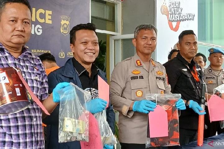 Wakapolresta Tangerang AKBP Christian Aer (ketiga kanan) didampingi Kasatreskrim Kompol Arief N Yusuf (kedua kiri) menampilkan sejumlah barang bukti hasil pengungkapan kasus premanisme oleh anggota ormas di Tangerang. Foto: Antara/Azmi Samsul Maarif