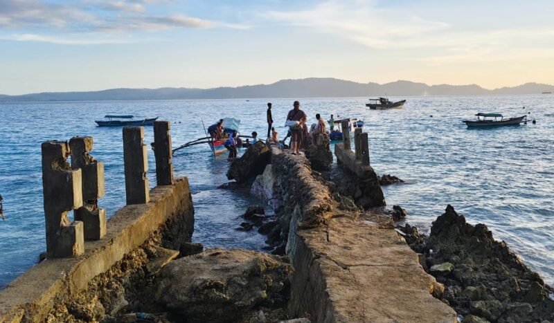Pelabuhan atau Dermaga yang rusak parah di desa Pulau Siumat kecamatan Simeulue timur kabupaten Simeulue. Foto:Dok Argam/acehnow.co