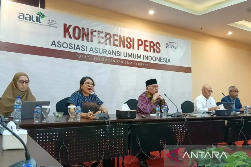 (Kiri ke kanan) Anggota Departemen Statistik AAUI Sri Purwaningsih, Wakil Ketua AAUI Bidang Statistik Trinita Situmeang, Ketua AAUI Budi Herawan, Wakil Ketua Bidang Teknik 3 AAUI Wayan Pariama, dan Direktur Eksekutif AAUI Cipto Hartono menghadiri 