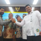 Gubernur Sumatra Utara Bobby Nasution dan Gubernur Aceh Muzakir Manaf didampingi sejumlah pejabat terkait berfoto bersama di Kantor Presiden, Jakarta, Selasa (17/6/2025), seusai konferensi pers mengenai empat pulau sengketa. (ANTARA/Andi Firdaus)