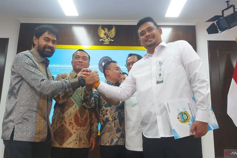Gubernur Sumatra Utara Bobby Nasution dan Gubernur Aceh Muzakir Manaf didampingi sejumlah pejabat terkait berfoto bersama di Kantor Presiden, Jakarta, Selasa (17/6/2025), seusai konferensi pers mengenai empat pulau sengketa. (ANTARA/Andi Firdaus)