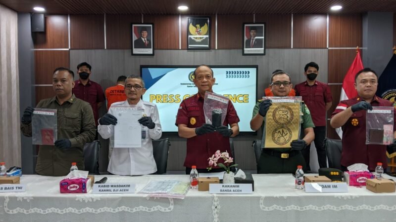 Konferensi Pers dua WNA di Kantor Imigrasi Kelas I TPI Banda Aceh, Selasa 24 Juni 2025. Foto: Dok. Farid Ismullah/Acehnow.