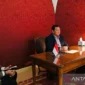 Presiden Prabowo Subianto didampingi Sekretaris Kabinet Teddy Indra Wijaya saat memimpin rapat terbatas membahas sengketa batas wilayah empat pulau antara Pemerintah Provinsi Aceh dan Pemerintah Provinsi Sumatera Utara, di sela-sela perjalanannya menuju Kota St. Petersburg, Rusia, Selasa (17/6/2025). DOK. ANTARA/HO-Seskab/am.