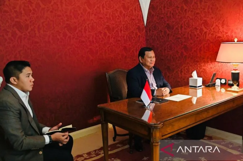 Presiden Prabowo Subianto didampingi Sekretaris Kabinet Teddy Indra Wijaya saat memimpin rapat terbatas membahas sengketa batas wilayah empat pulau antara Pemerintah Provinsi Aceh dan Pemerintah Provinsi Sumatera Utara, di sela-sela perjalanannya menuju Kota St. Petersburg, Rusia, Selasa (17/6/2025). DOK. ANTARA/HO-Seskab/am.
