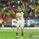 Pesepak bola Persik Kediri Ze Valente berselebrasi usai mencetak gol ke gawang Bali United dalam pertandingan Liga 1 2024/2025 di Stadion Kapten I Wayan Dipta, Gianyar, Bali, Minggu (12/1/2025). FOTO: dok. ANTARA FOTO/Fikri Yusuf/tom.