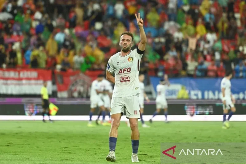 Pesepak bola Persik Kediri Ze Valente berselebrasi usai mencetak gol ke gawang Bali United dalam pertandingan Liga 1 2024/2025 di Stadion Kapten I Wayan Dipta, Gianyar, Bali, Minggu (12/1/2025). FOTO: dok. ANTARA FOTO/Fikri Yusuf/tom.