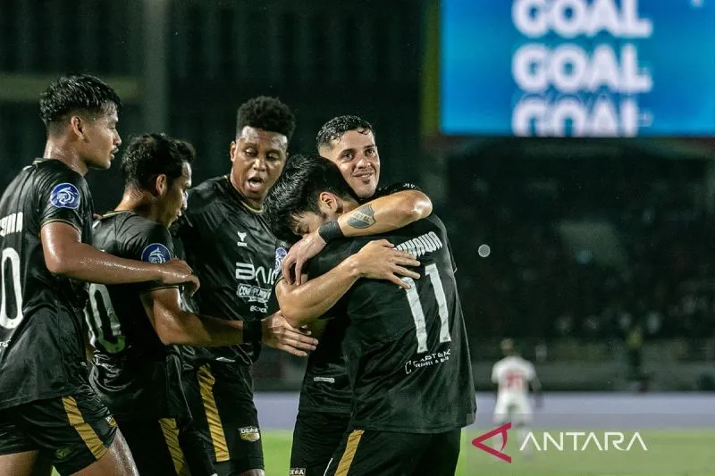 Pesepak bola Dewa United FC Taisei Marukawa (kanan) berpelukan dengan rekannya Alexis Nahuel Messidoro (kedua kanan) usai berhasil mencetak gol ke gawang Persis Solo pada pertandingan BRI Liga 1 2024/2025 di Stadion Manahan, Solo, Jawa Tengah, Sabtu (17/5/2025). dok. ANTARA FOTO/Mohammad Ayudha/rwa/pri.
