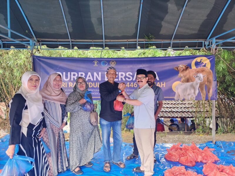 Kemenkum Aceh Salurkan Paket Daging Kurban, Aceh Besar, Minggu (8/6/2025). (Foto : Acehnow.com/Farid Ismullah).