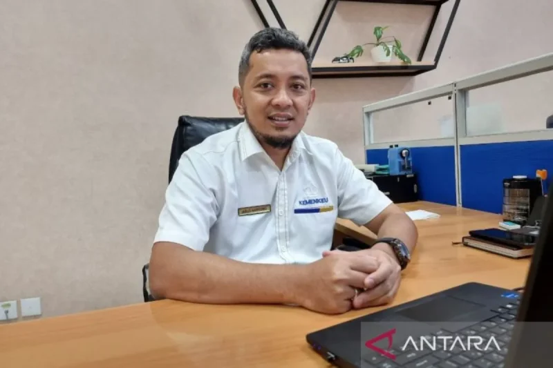 Kepala Seksi Bank KPPN Manokwari Agus Hartono saat ditemui di Gedung Keuangan Negara Manokwari, Papua Barat, Selasa (17/6/2025). (ANTARA/Fransiskus Salu Weking)