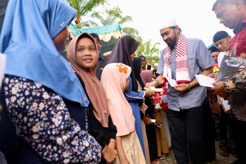 Gubernur Aceh, Muzakir Manaf, didampingi Bupati Aceh Barat Tarmizi, menyerahkan secara simbolis bantuan gubernur untuk 355 dari 1000 anak yatim di Aceh Barat, di Pendopo Bupati Aceh Barat, Rabu, 4/6/2025. Foto: Dok. Biro Adpim Setda Aceh