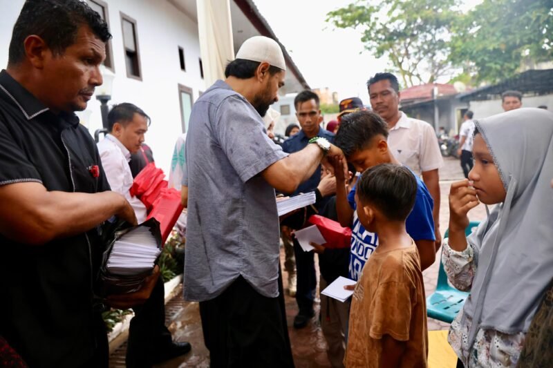Mualem Santuni 3.000 Anak Yatim di Aceh Barat, Nagan Raya dan Abdya. Foto: Dok. Biro Adpim Setda Aceh