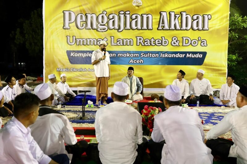 Gubernur Aceh, Muzakir Manaf, menghadiri pengajian akbar Umat Lam Rateb dan Doa yang digelar oleh Majelis Zikrullah Aceh di Kompleks Makam Sultan Iskandar Muda, Banda Aceh, pada Rabu malam, 4 Juni 2025. Foto: Dok. Biro Adpim Setda Aceh
