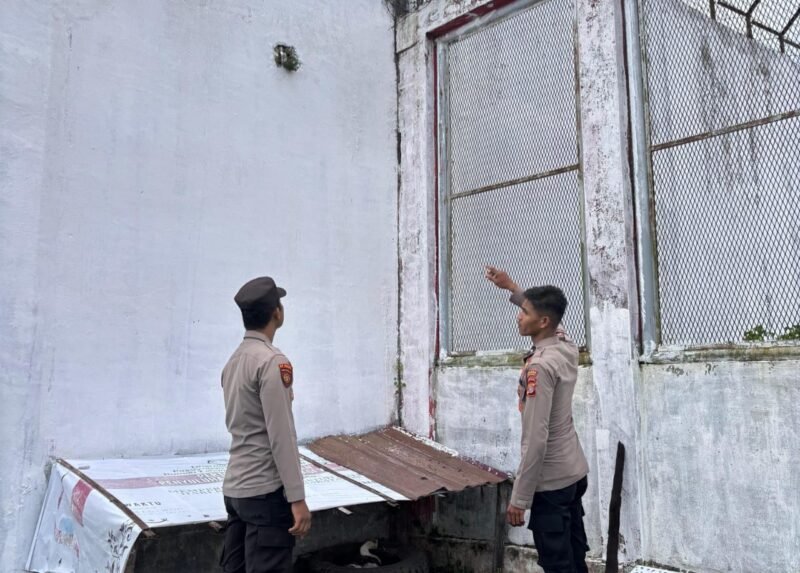 Petugas Kepolisian saat memeriksa lokasi kaburnya tahanan dari Rutan Kelas IIB Aceh Singkil, Kamis (5/6/2025). (Foto : Acehnow.com/HO-Polres Aceh Singkil).