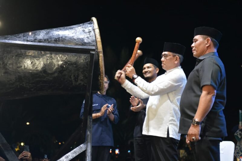 Gubernur Aceh, yang diwakili Asisten Administrasi Umum Sekda Aceh, Drs. Muhammad Diwarsyah, M. Si melakukan pemukulan beduk sekaligus melepas musabaqah  pawai Takbiran Idul Adha 1446H/2025M di Halaman Masjid Raya Baiturrahman, Banda Aceh, Kamis Malam, (05/06/2025). Foto: Dok. Biro Adpim Setda Aceh