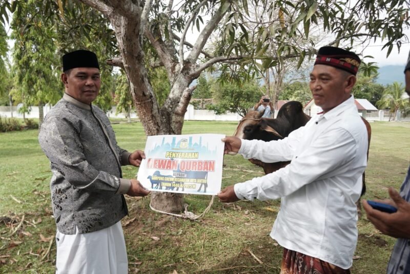 Bupati Aceh Besar H Muharram Idris (Syech Muharram) secara simbolis menyerahkan hewan qurban, di Masjid Agung Al-Munawwarah Kota Jantho, Aceh Besar, Jumat (6/6/2025). Foto: Dok. MC Aceh Besar