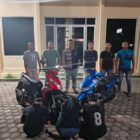 Tim Lebah Amankan Tiga Remaja Pelaku Curanmor di Parkiran Masjid. Foto: Dok. Bidhumas Polresta Banda Aceh