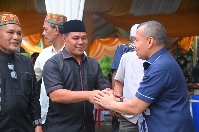 Bupati Aceh Besar Muharram Idris menyambut tamu saat open house dirumah pribadinya di Gampong Ajuen Lam Hasan, Kecamatan Peukan Bada, Minggu (5/8/2025). Foto: Dok. MC Aceh Besar