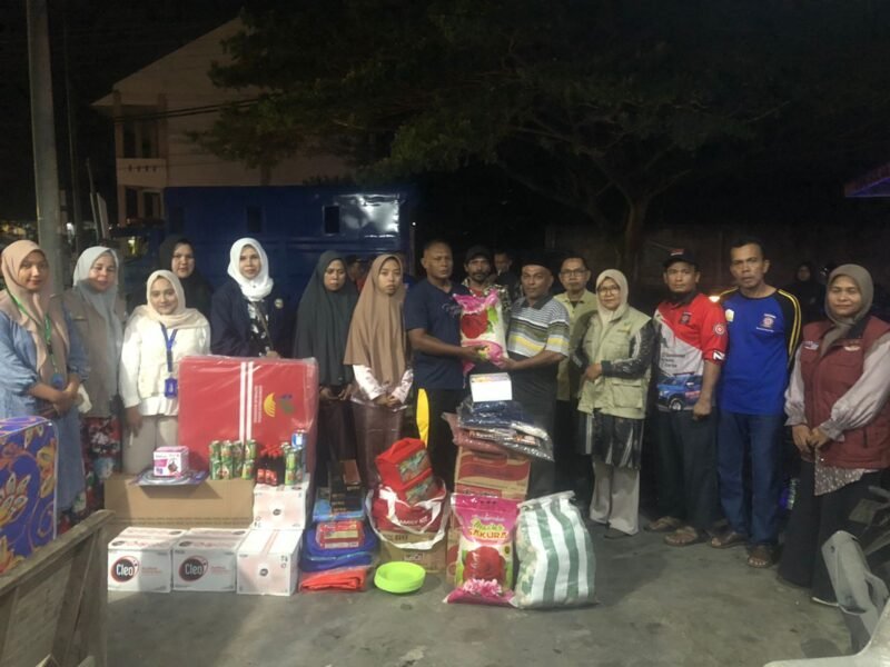 Kepala Dinas Sosial Kabupaten Aceh Besar, yang diwakili oleh Staf Bidang Perlindungan dan Jaminan Sosial, Sofiatuddin, SE, bersama tim Tagana dan TKSK Kecamatan Mesjid Raya, menyerahkan bantuan masa panik kepada korban kebakaran di lokasi kejadian, Gampong Neuheun Peukan, Kecamatan Mesjid Raya. Kebakaran tersebut terjadi pada Minggu (8/6/2025). Foto: Dok. Dinas Sosial Aceh Besar