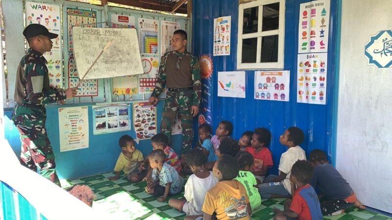 Kekurangan tenaga pengajar, Personel Satgas Pamtas RI-PNG Yonif 112/DJ Kodam IM mengajar di Distrik Nambut, Puncak Jaya. Foto: Dok. Humas Pendam IM