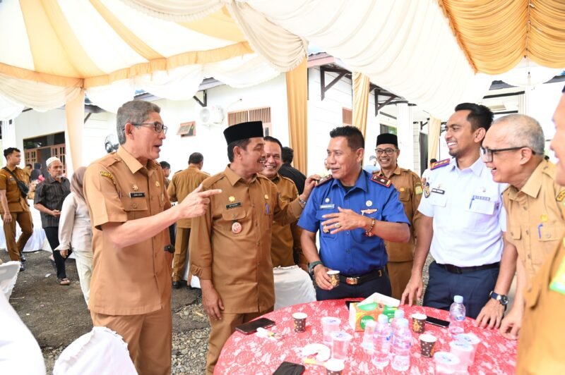 Plt Sekdakab Aceh Besar Bahrul Jamil S.Sos M.Si menerima tamu saat menggelar Open House di rumah Dinas Sekdakab Aceh Besar, Kota Janto, Selasa (10/06/2025). Foto: Dok. MC Aceh Besar